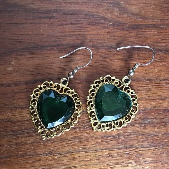 Gold tone deep green heart earrings - Picture 2 of 8